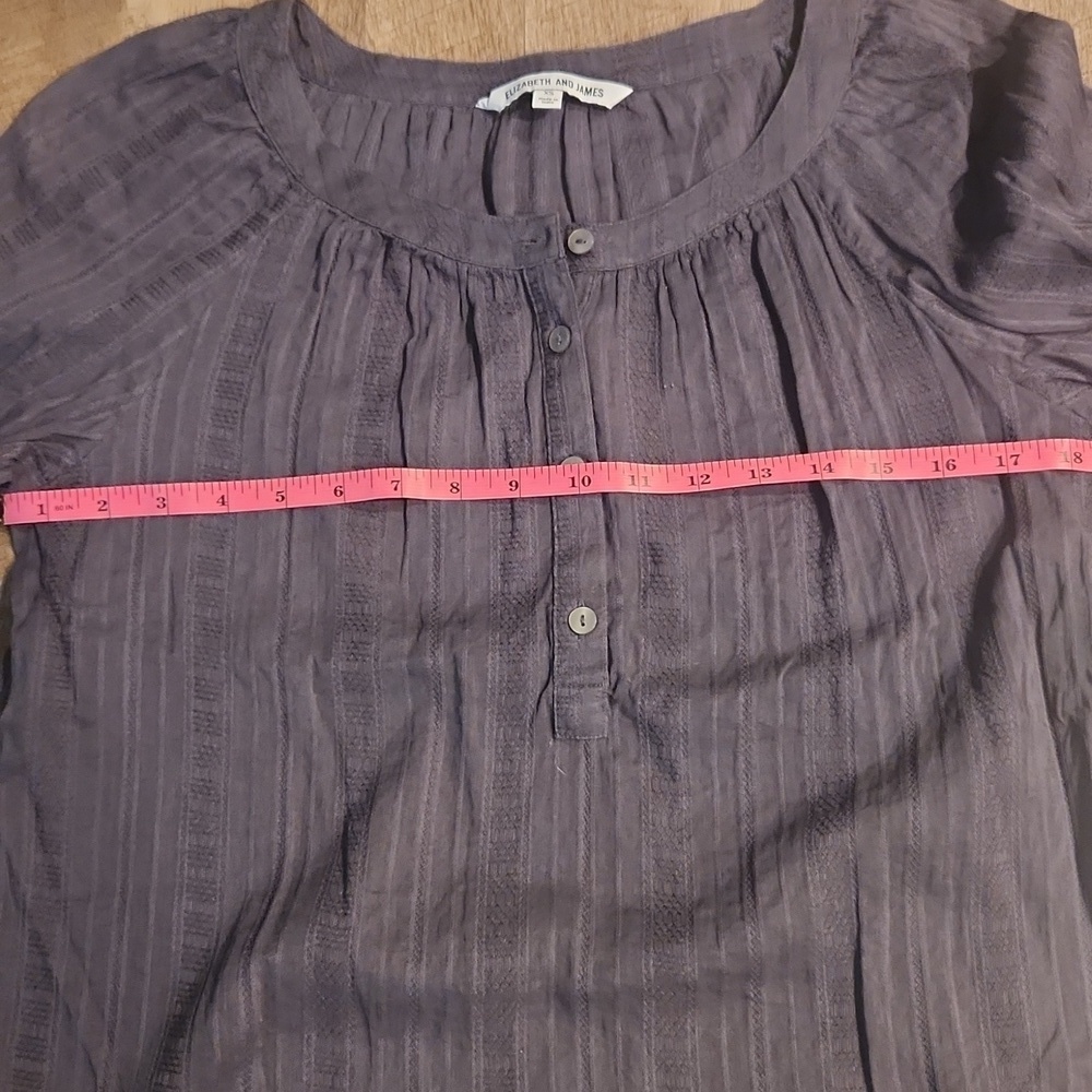 ELIZABETH AND JAMES- Short Sleeve Gray Sheer Blouse. Size XS - Picture 4 of 7